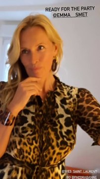 Estelle Lefébure célèbre l'anniversaire d'Emma Smet en léopard et hauts talons. Instagram. Le 13 septembre 2022.