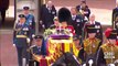 İngiltere Kraliçesi II. Elizabeth’in cenazesine binlerce kişi akın etti