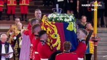 Kraliçe 2. Elizabeth'in cenazesini görmek isteyen binlerce kişi, Westminster Hall'e akın etti