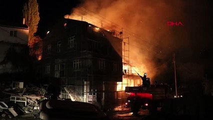 AFYONKARAHİSAR'DA 3 EV YANGINDA KULLANILAMAZ HALE GELDİ