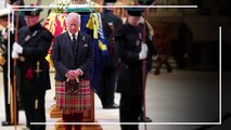 لماذا أرتدي ملك بريطانيا الجديد تشارلز ملابس غريبة في جنازة ملكة بريطانيا ؟