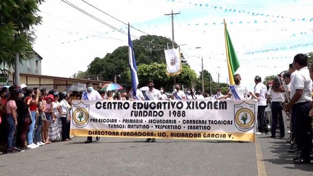 Estudiantes capitalinos saludan las fiestas patrias con un alegre desfile