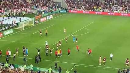 De arrepiar! Bruno Henrique recebe o carinho da torcida e do time do Flamengo no Maracanã