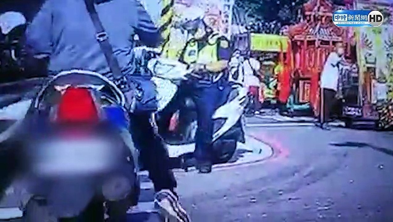 警察杯杯累了？騎車前10秒影片讓網友笑翻：太可愛
