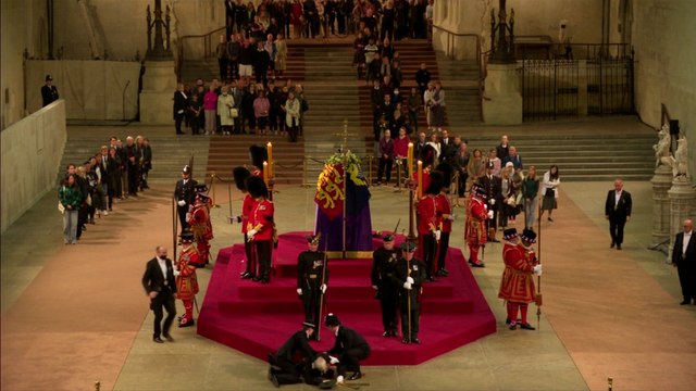 Londres : un garde s’évanouit pendant la veillée