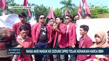 Masa Aksi Masuk ke Gedung DPRD Tolak Kenaikan Harga BBM