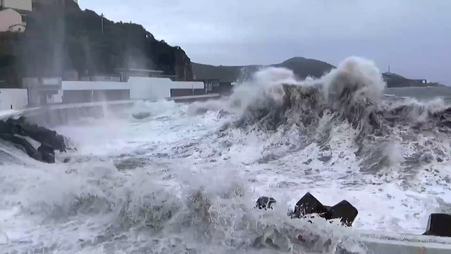 Massive waves batter Chinese seaside town as Typhoon Muifa makes landfall