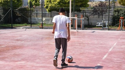 Oğluna top atan çocuğu dövdü: O anlar kamerada