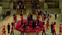 Guarda desmaia durante escolta ao caixão da rainha Isabel II