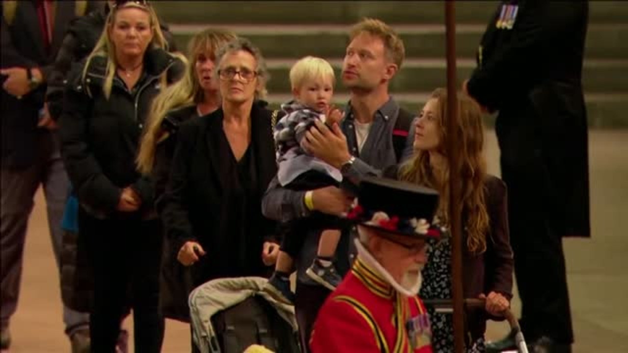 Kilométricas colas durante la noche en Westminster para despedir a Isabel II