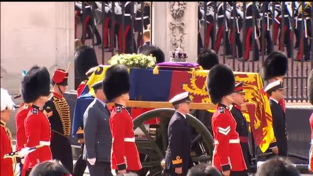 La familia real británica al completo encabeza el cortejo fúnebre de Isabel II