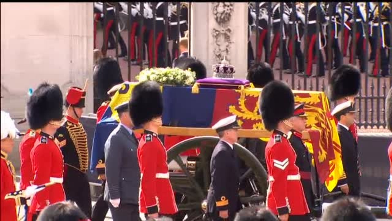 La familia real británica al completo encabeza...