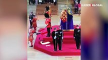 Kraliçe 2. Elizabeth'in tabutu başında bir anda yere yığıldı!