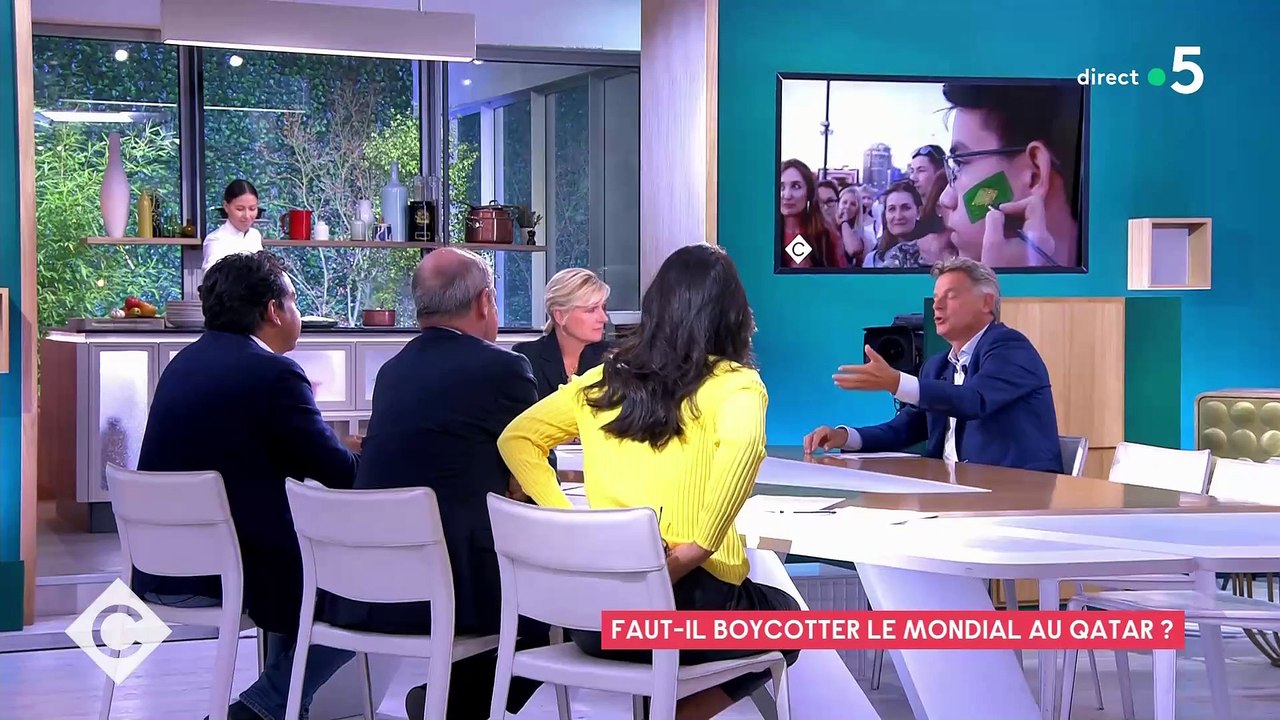Polémique sur le Mondial au Qatar: Le secrétaire national du PCF Fabien Roussel provoque un malaise dans "C à vous" en demandant si France Télé va couvrir les rencontres - VIDEO