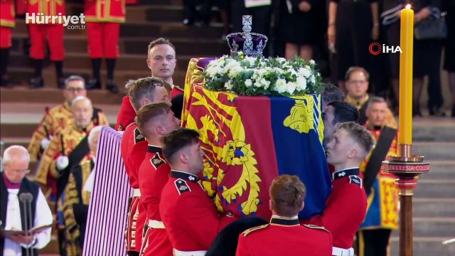 İngiltere Kraliçesi II. Elizabeth’in cenazesine binlerce kişi akın etti