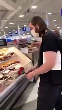 Etlerin üzerine gül bırakan veganlarla ilgili bomba yorum: ‘O abla vegan beslenerek mi o hale gelmiş?’