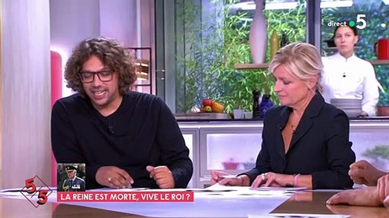 Anne-Elisabeth Lemoine très agacée par l'attitude du roi Charles III lorsqu'il s'énerve pour un stylo - "C à vous", France 5