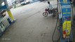 पेट्रोल पंप पर मोटरसाइकिल में लगी आग, बड़ा हादसा टला, वीडियो वायरल