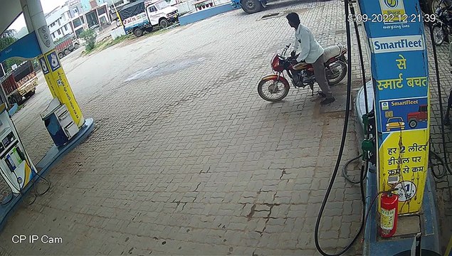 पेट्रोल पंप पर मोटरसाइकिल में लगी आग, बड़ा हादसा टला, वीडियो वायरल