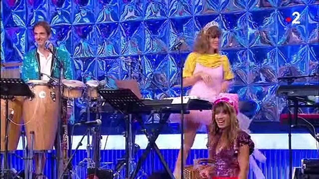 Magali Ripoll surprend Nagui avec son tutu de danseuse dans "N'oubliez pas les paroles" sur France 2.