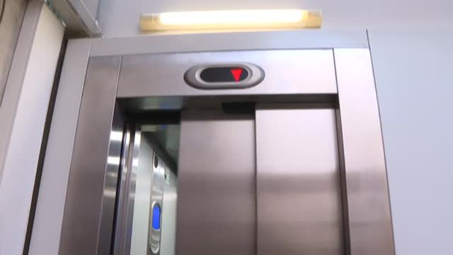 Hallan el cadáver de un hombre ciego en el hueco de un ascensor en Valencia