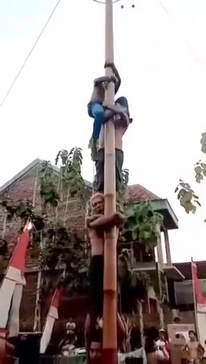 Viral lomba panjat pinang tersambar petir