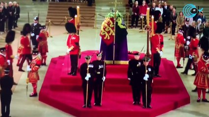 El momento en el que un guardia real que custodiaba el féretro de la Reina Isabel II cae desplomado