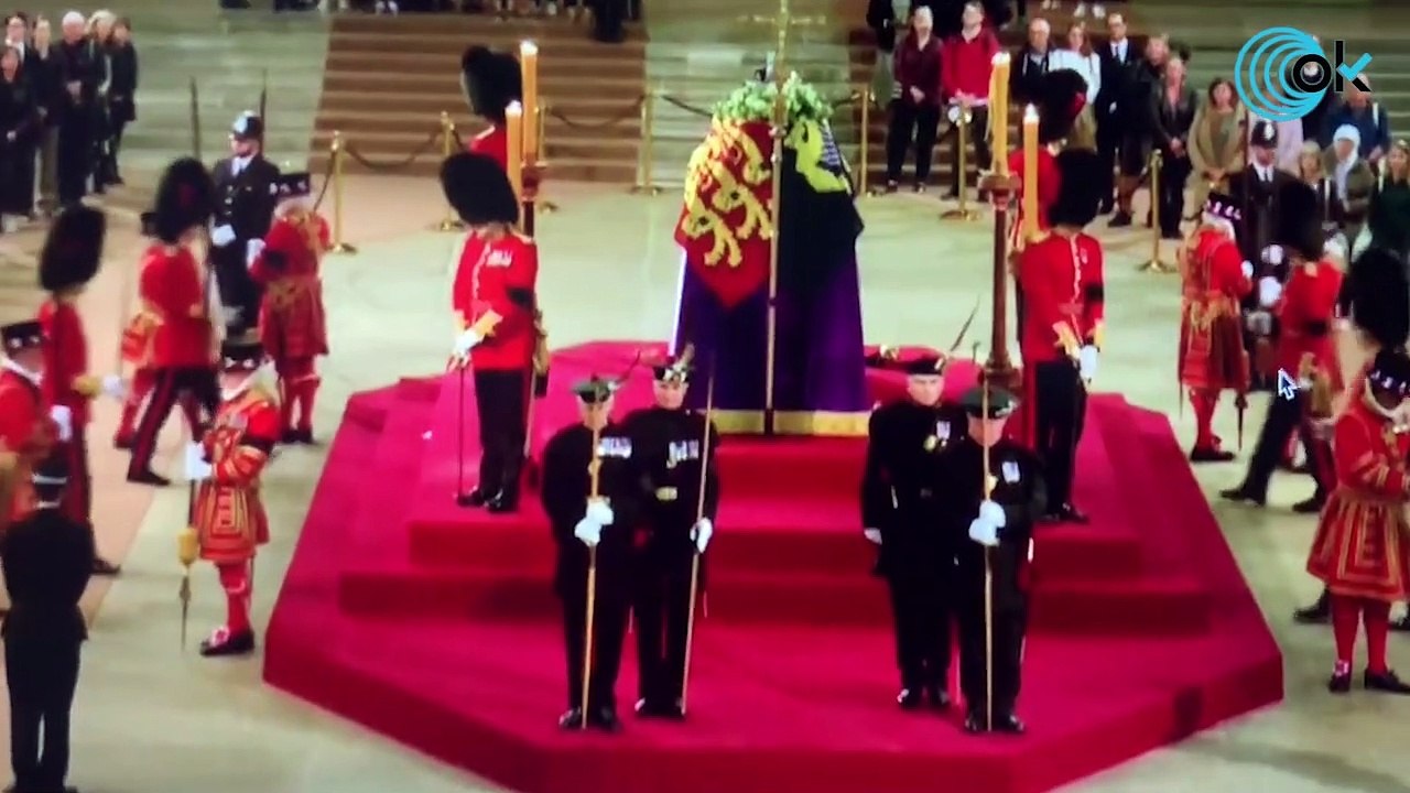 El momento en el que un guardia real que custodiaba el féretro de la Reina Isabel II cae desplomado