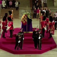 Kraliçe’nin tabutu başında muhafız  bayıldı