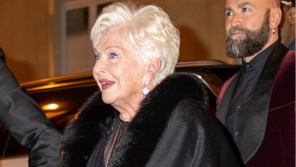 VOICI - Line Renaud : son émouvante comparaison à la reine Elizabeth II et sa révélation sur sa soeur Margaret