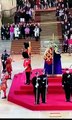 أحد الحراس يتعرض للإغماء ويسقط بجوار نعش الملكة إليزابيث بالفيديو
