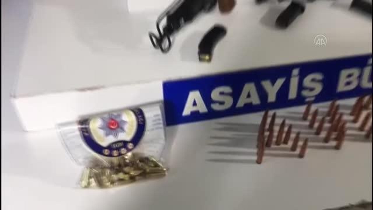 Son dakika haber! İstanbul Avcılar'da düzenlenen uyuşturucu operasyonunda 1 kilo 78 gram esrar, 2 hassas terazi, 4 ruhsatsız tabanca, uzun namlulu silah ve mermiler...