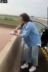 فيديو ممثلة باكستانية تلقي مخلفات بلاستيكية في النهر يثير موجة غضب