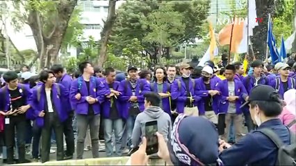 Aliansi BEM Indonesia Bongkar Pagar Kawat Agar Aspirasi Tolak Kenaikan Harga BBM Didengar Pemerintah