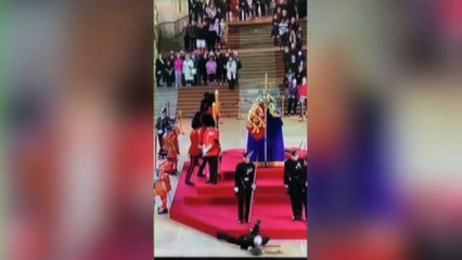 Guardia reale sviene durante la veglia al feretro di Elisabetta