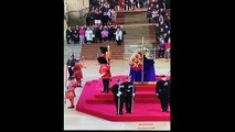 Elisabetta, guardia reale collassa durante veglia feretro - Video