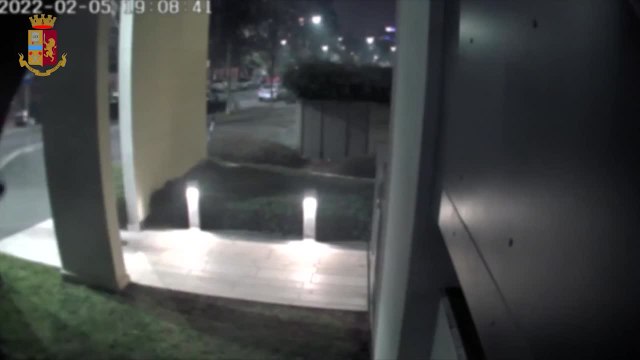 Milano, arrestati due ladri acrobati : ripresi mentre si arrampicavano sui balconi