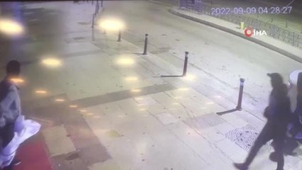 Fatih'te kuyumcuyu soymaya giren şüphelilerin polisi görünce kaçtığı anlar kamerada