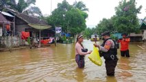 Pengecekan situasi desa yang terkena dampak banjir dan pembagian nasi bungkus OLEH POLRES LAMANDAU