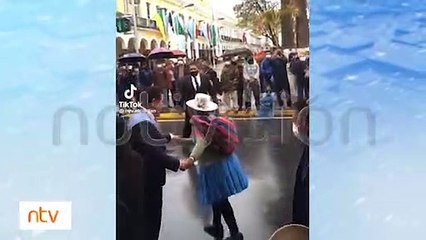 Alcalde baila con dos abuelitas al ritmo de la banda
