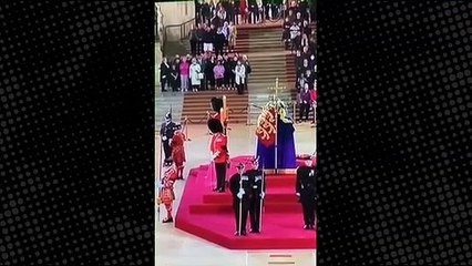 Kraliçe Elizabeth'in naaşı başında bekleyen asker bir anda yere yığıldı