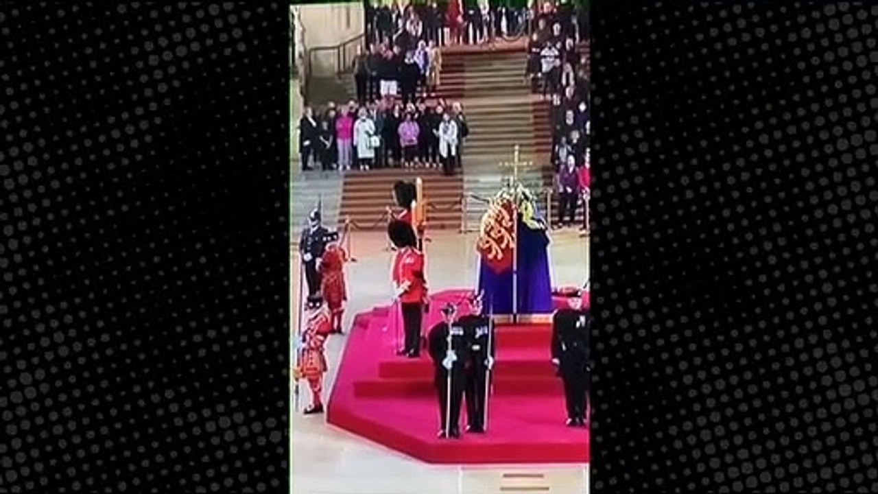 Kraliçe Elizabeth'in naaşı başında bekleyen asker bir anda yere yığıldı