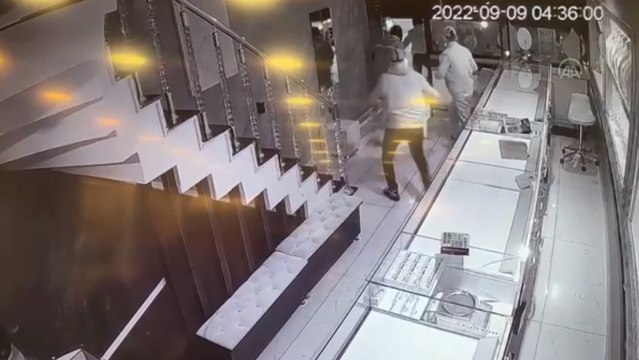 Polis devriyesini görünce kaçan zanlıların kuyumcu soygunu girişimi güvenlik kamerasında