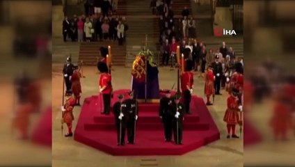 Kraliçe’nin naaşının etrafında panik anları! Her şey bir anda oldu