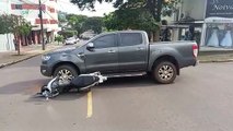 Entregadora de salgados fica ferida após colisão com caminhonete em cruzamento de Umuarama