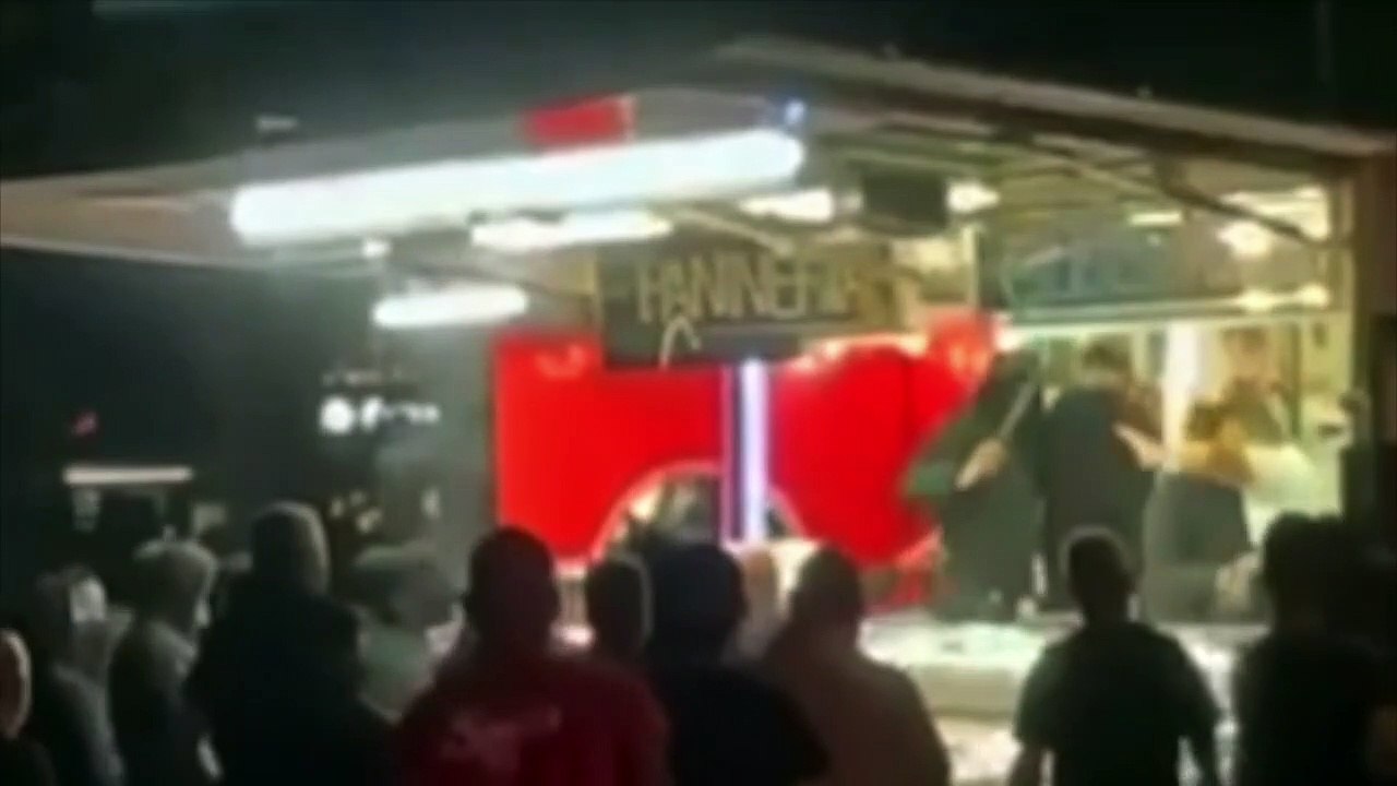 Ultras del Milan assaltano un chiosco fuori da San Siro. Mazze e bastoni: un ferito