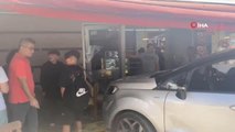Seyir halindeki otomobil simitçi dükkanına girdi