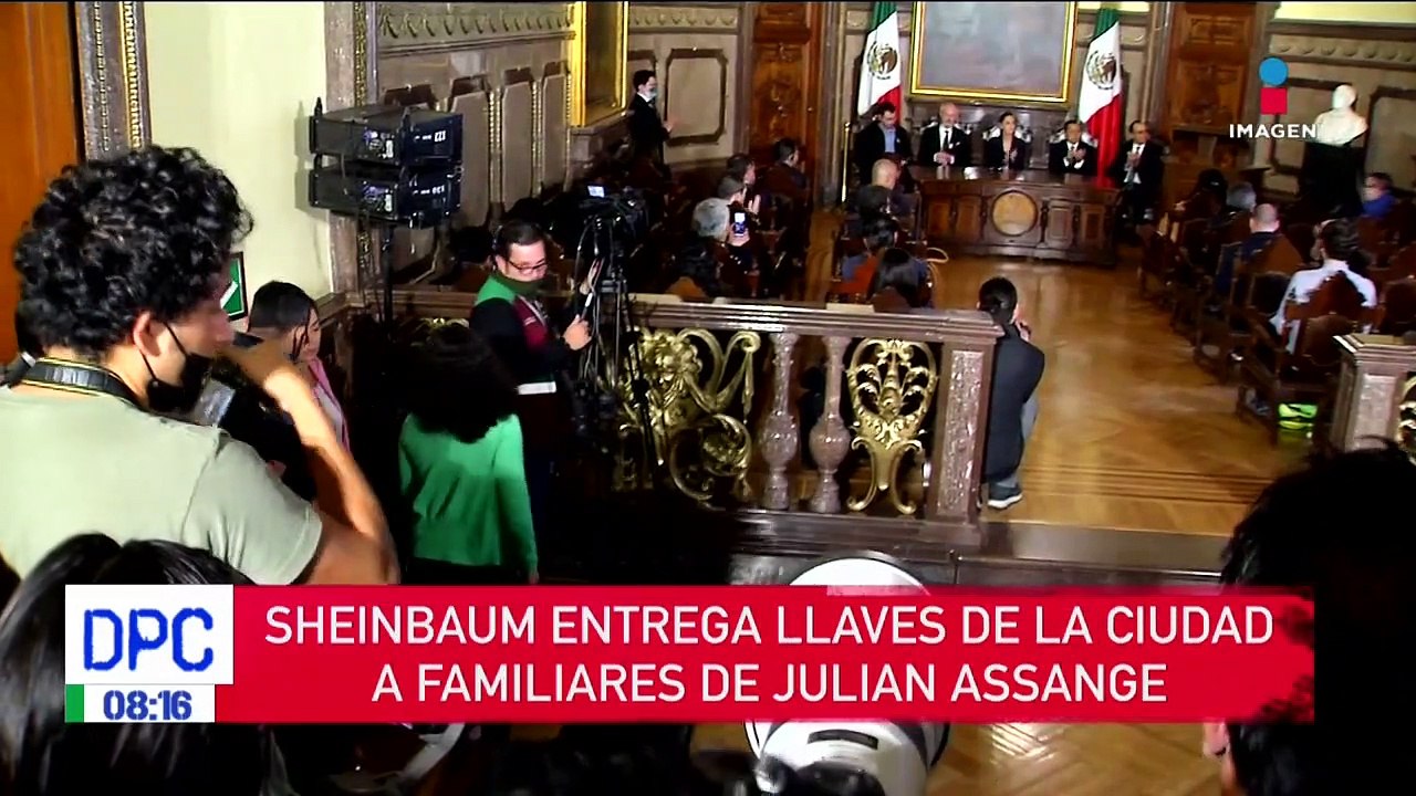 Sheinbaum entrega llaves de la ciudad a familiares de Julian Assange
