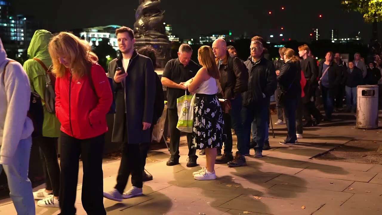 Londra, 4 km di coda nella notte per dare l'ult...