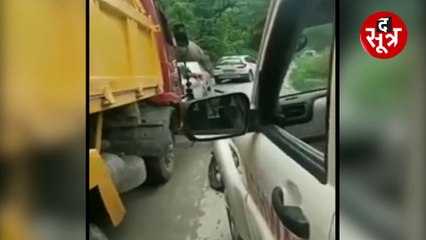 हाथी ने रोका पूर्व सीएम का काफिला, पहाड़ी पर चढ़कर बचाई जान